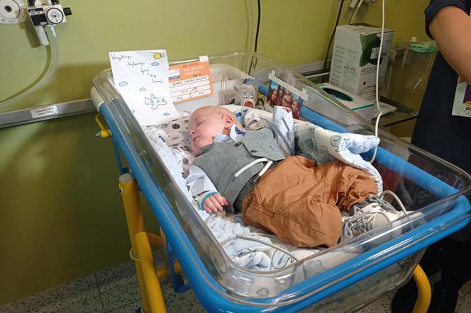 Sukces krakowskich neonatologów. Jeden z najmłodszych wcześniaków opuszcza szpital