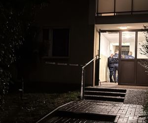 Z mieszkania na Mokotowie wydobywał się dym. W środku znaleziono ciało mężczyzny. Leżało wśród szalejących płomieni