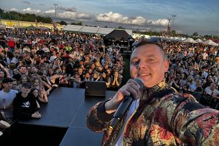 Mr Sebii i jego „Cipuleńka” nie schodzą z ust Polaków. Gwiazdor disco polo porywa tłumy! 