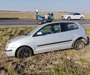 Wypadek na DK12 koło Leszna. 18-letni kierowca w szpitalu