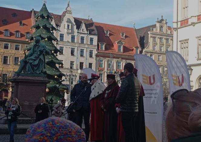 Maturzyści zawładnęli rynkiem we Wrocławiu. Po raz 23. zatańczyli Poloneza dla Fredry