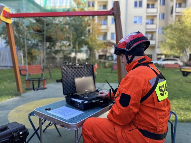 Strażacy monitorowali uszkodzenia bloku podczas wyburzania biurowca