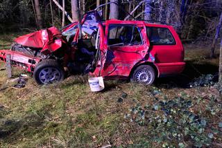Zawady. Tragiczny wypadek w gminie Janowo. Auto roztrzaskane, kierowca nie żyje [ZDJĘCIA]