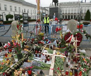 15. rocznica katastrofy smoleńskiej. Burzliwa historia krzyża sprzed Pałacu Prezydenckiego