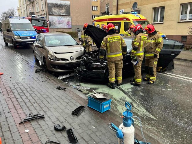 Tarnów. 19-latek stracił panowanie nad bmw i uderzył w renault. Prawo jazdy miał dwa tygodnie