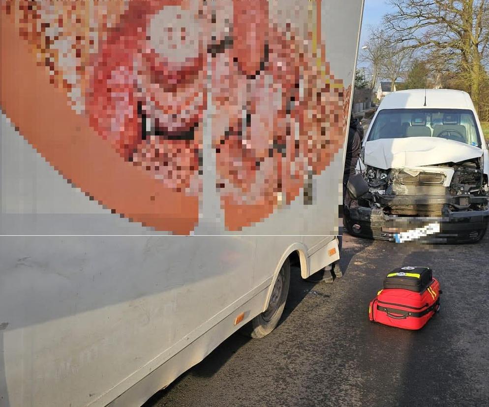 Wypadek w Piotrowicach koło Leszna. Bus uderzył w samochód osobowy