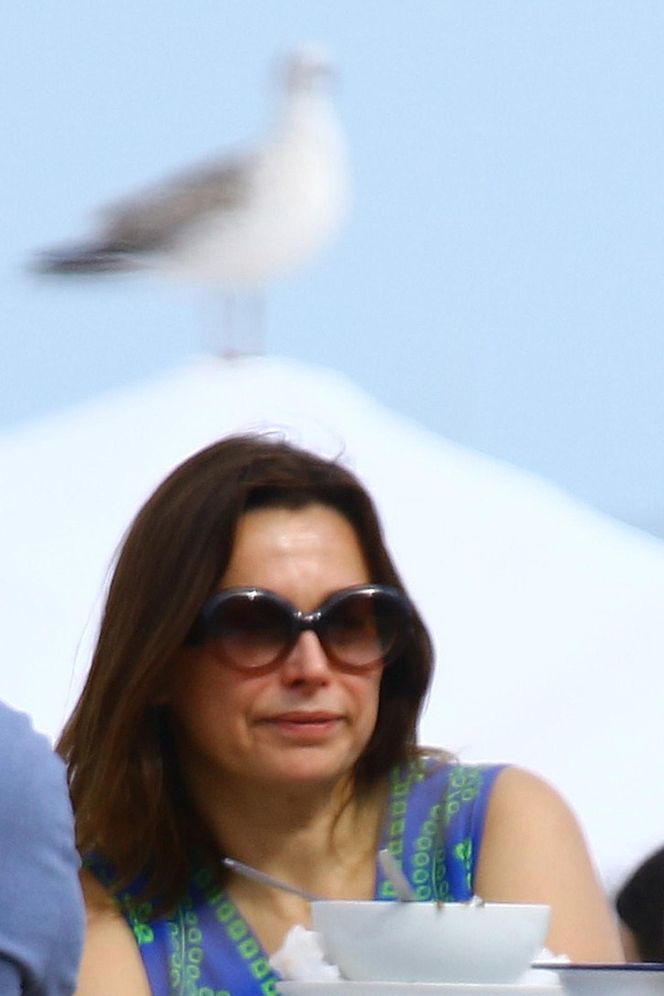 Renata Dancewicz kurzy na plaży