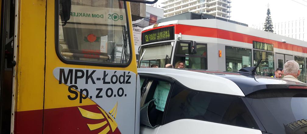 Łódź: BMW wjechało pod tramwaj. POWAŻNE UTRUDNIENIA na Piotrkowskiej przy Piłsudskiego!