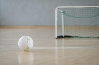 Jakie wymagania techniczne powinna spełniać podłoga sportowa? Najczęściej popełniane błędy projektowe i wykonawcze