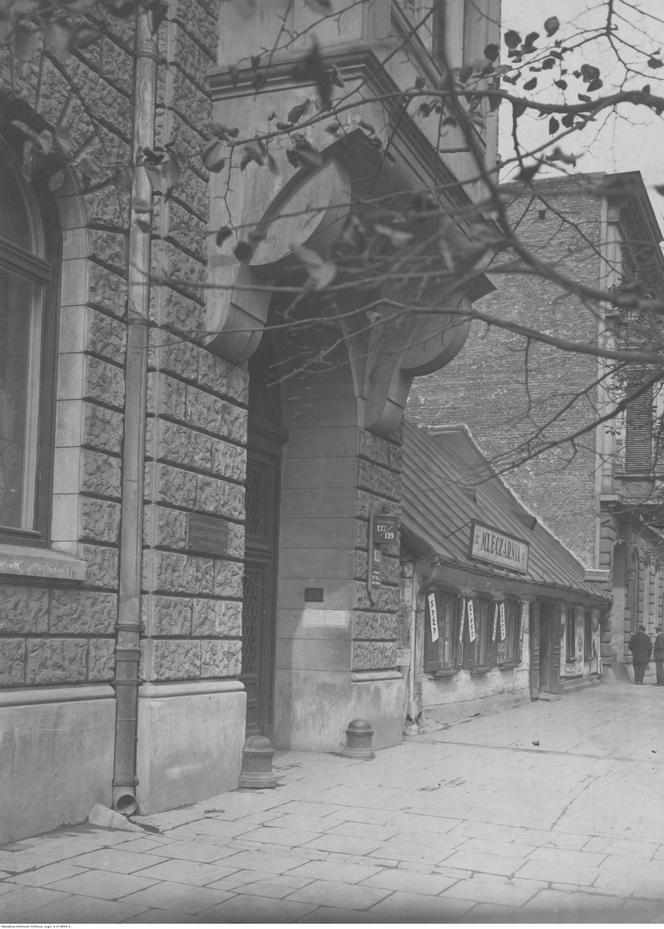 Fragment kamienicy nr 137/139, obok budynek mleczarni, lata: 1920-1928