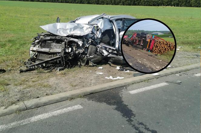 Śmiertelny wypadek pod Radomskiem. 47-latek nie miał szans w zderzeniu z ciężarówką przewożącą drewno [ZDJĘCIA]