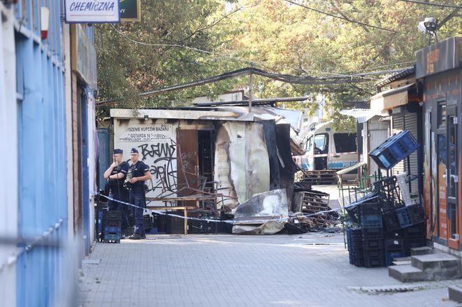 Pożar bazarku w Warszawie. Całkowicie spłonęło 12 budek sprzedażowych. "Przyczyny nie są znane"