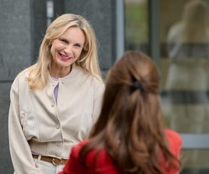 Na Wspólnej, odc 4086. Monika (Sylwia Gliwa), sąsiadka (Lena Tytman)