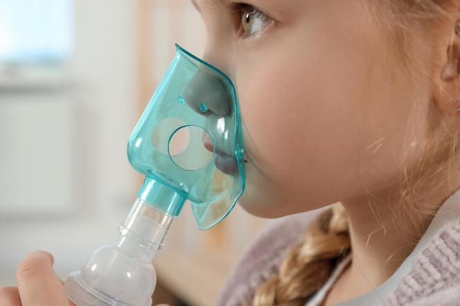 dziecko z inhalatorem przy nosku
