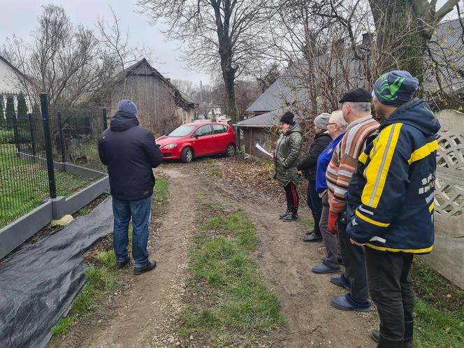 Urzejowice. Auto stoi w poprzek drogi i nikt nic nie może zrobić