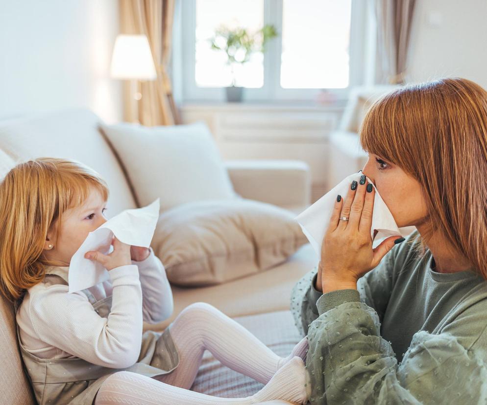 mama ucząca dziecko wydmuchiwania nosa