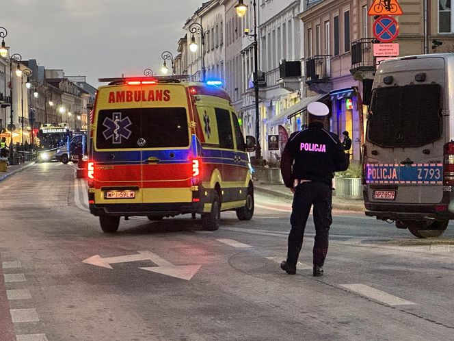 Podczas kontroli na Nowym Świecie mężczyzna wręczył policjantom przedmiot przypominający granat