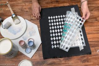 Malowanie na tkaninie: podkładka w karo