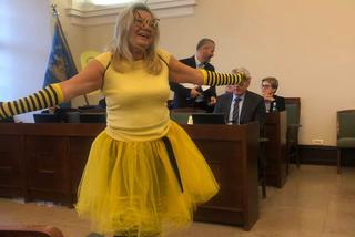 Radna z Poznania przebrała się za pszczołę