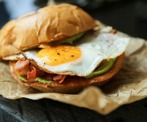 Zamiast na obiad, robię na śniadanie. Pyszne i sycące burgery z jajkiem to strzał w 10! 