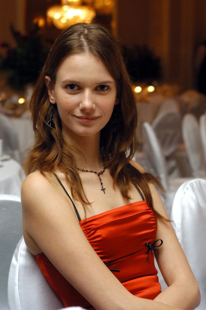 Karolina Malinowska żyła z matką i bratem w skrajnym ubóstwie. Zrządzeniem losu trafiła do modelingu