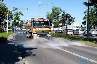 Zarząd Dróg Miejskich polewa poznańskie jezdnie wodą! Dlaczego?