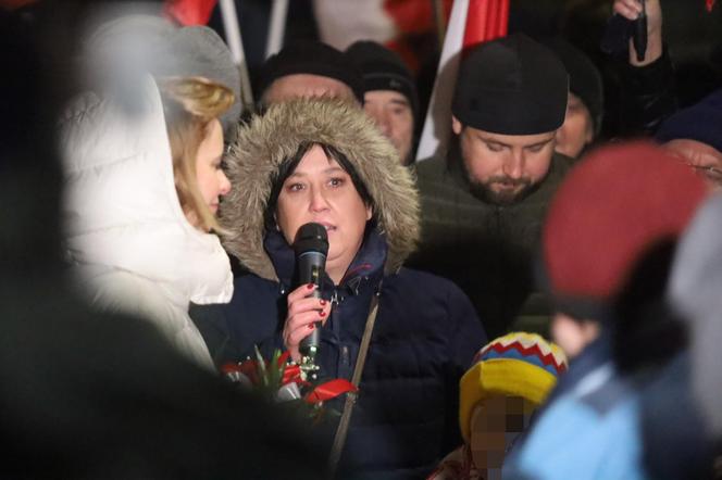 Żona Macieja Wąsika czeka na męża pod więzieniem