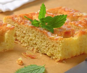 Aromatyczne ciasto z kaszy manny i mascarpone – delikatny deser, który zaskakuje