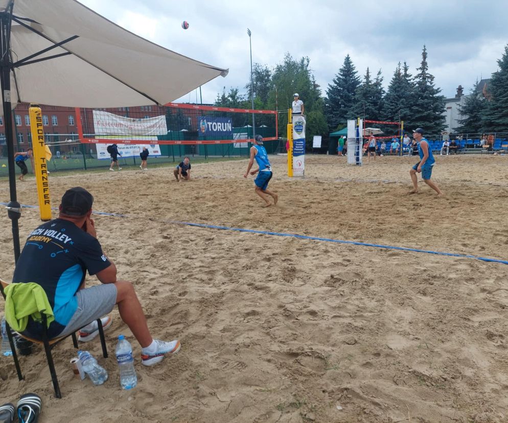 Półfinał siatkówki plażowej Juniorów w Toruniu. To była zacięta rywalizacja [GALERIA]