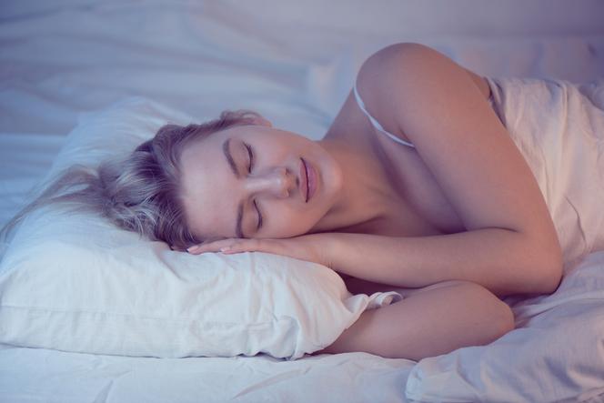 Śpij dłużej, a szybciej schudniesz. Nowe badanie pokazało, że to możliwe
