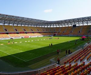 Pożegnianie Murawy na Chorten Arenie. Jagiellonia Białystok rozdaje boisko swoim kibicom
