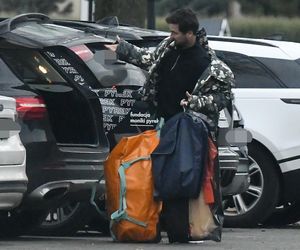 Jan Kliment z żoną i synem wyjeżdżają ze ślubu Kasi Cichepek-Kurzajewskiej