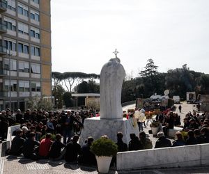 Papież Franciszek w klinice Gemelli. Wierni się modlą