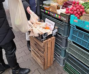 Na warszawskich bazarkach stanęły specjane szafy. To nowy ekologiczny pomysł Ratusza