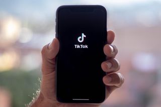 Jakie emocje wywołuje w nas TikTok i jak oceniamy go na tle innych mediów społecznościowych? [RAPORT] 