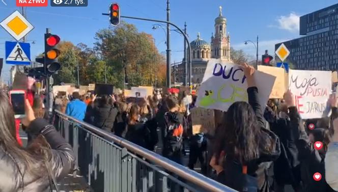Strajk Kobiet w Łodzi: Protestujący idą ulicami miasta