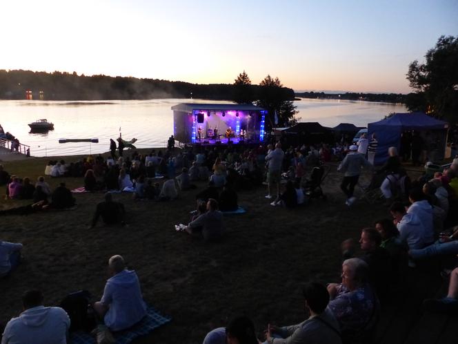 Szanty na dzikiej plaży