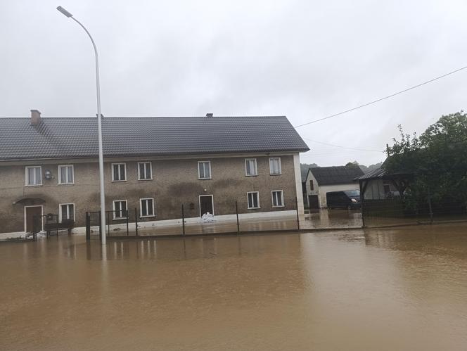 Zagrożenie powodziowe. Głuchołazy. Woda przelała się przez wały. Zalewa miasto