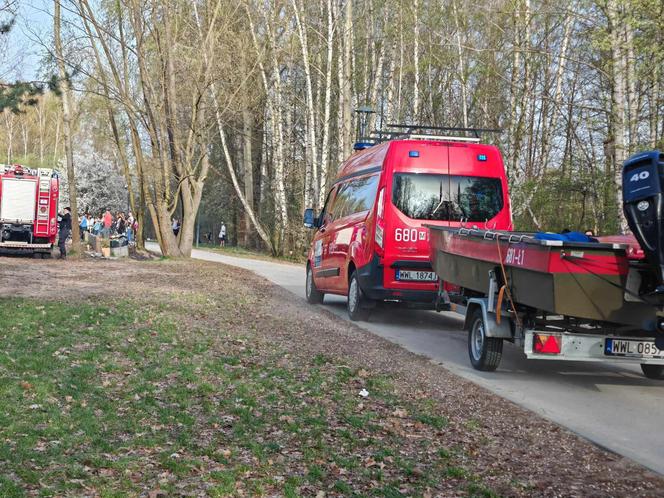 Dramatyczna akcja ratunkowa pod Wołominem. Wskoczył do lodowatej wody i nie wypłynął. Nie żyje młody chłopak