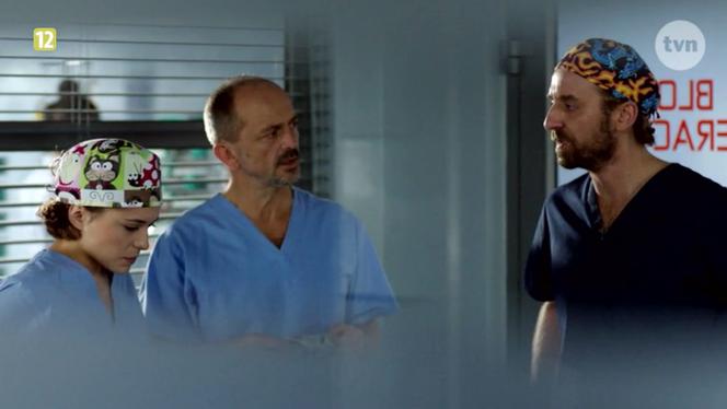 Lekarze 4 sezon odcinek 3 (odc. 42). Michał Karkoszka (Wojciech Mecwaldowski), Leon (Jacek Koman), Basia (Aleksandra Hamkało)