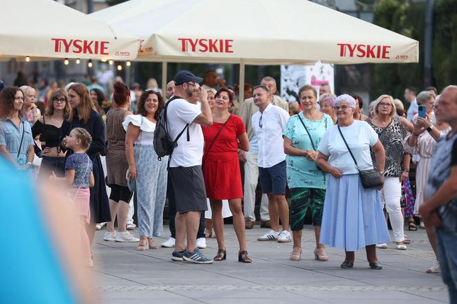 Potańcówki przed Teatrem Śląskim w Katowicach. "Roztańczony Wyspiański" porwał tłumy