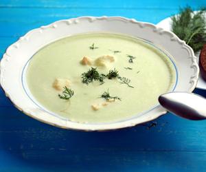 Zupa czosnkowa z kluseczkami na każdą okazję. Przepis, który musisz wypróbować