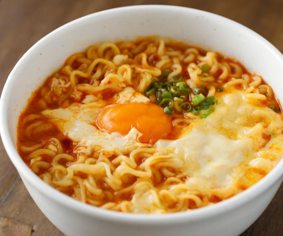 Zupka chińska to nie tylko prosta przekąska. Można z niej zrobić wspaniałe danie