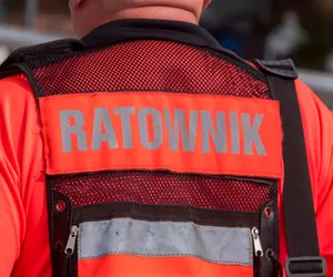 Pacjent wyjął broń z szuflady i zaczął celować w ratownika! Sceny grozy w Bydgoszczy