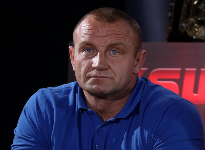 Mariusz Pudzianowski w obcisłych slipach