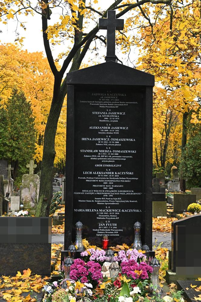 Grób Jadwigi Kaczyńskiej i symboliczny grób Lecha i Marii Kaczyńskich, ich bliskich