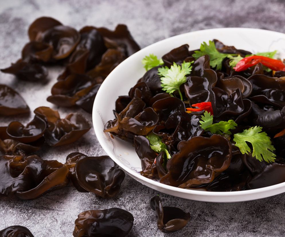 To grzyb znany nam głównie z kuchni chińskiej lub wietnamskiej.