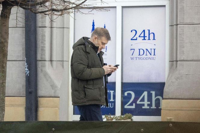 Adrian Zandberg na pasach z nosem w telefonie