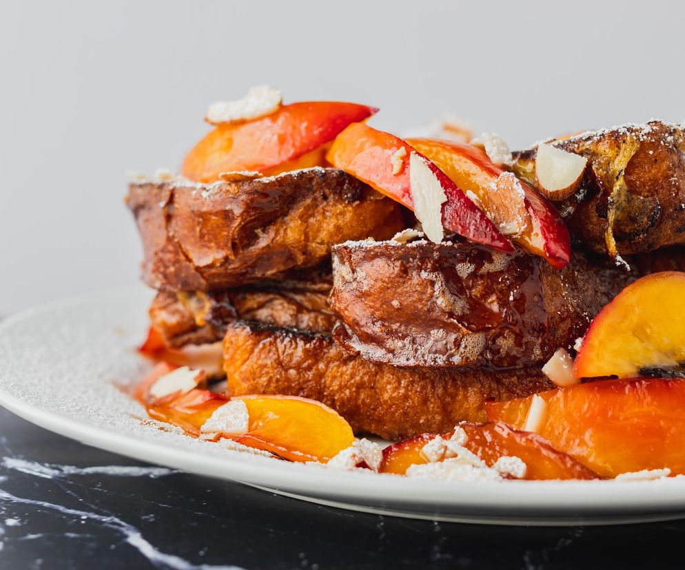 Zapiekanka à la tosty francuskie z brzoskwiniami. Idealne śniadanie dla całej rodziny