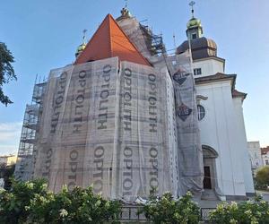 Konserwatorskie prace przy prezbiterium okazałej świątyni
